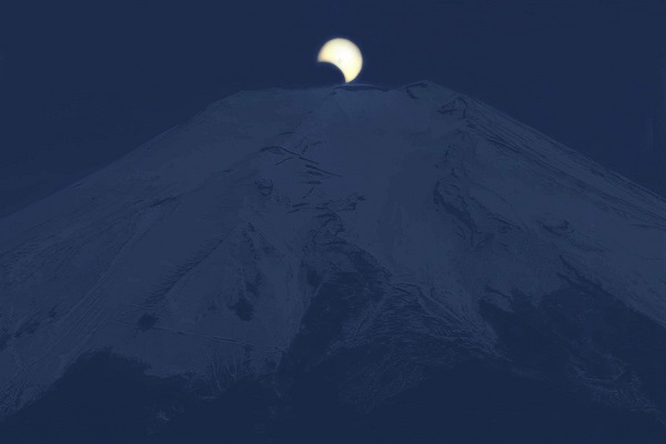 【貴重な光景】部分日食ダイヤモンド富士